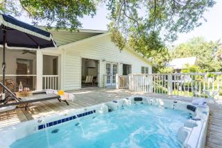 Cast Away by AvantStay Stunning Modern Home Near Beach w Two Kitchens - Isle of Palms - 0