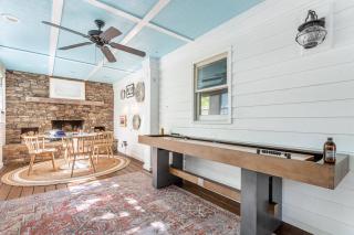 Cast Away by AvantStay Stunning Modern Home Near Beach w Two Kitchens - Isle of Palms - 2