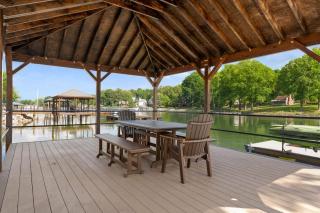 Black Bear Blue Heron by AvantStay 2 Lakefront Homes Sleeps 43 Pool Dock Theater - 1