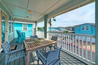 Pool Near the Beach Deck Golf Cart Zone Latitude Adjustment by AvantStay - Port Aransas - 5