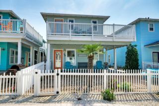 Pool Near the Beach Deck Golf Cart Zone Latitude Adjustment by AvantStay - Port Aransas - 0