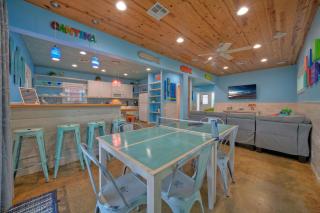 Private Yard Shared Pool Near the Beach Bluetique Hotel by AvantStay - Port Aransas - 0