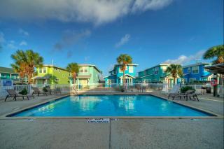 Private Yard Shared Pool Near the Beach Bluetique Hotel by AvantStay - Port Aransas - 9