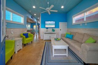 Private Yard Shared Pool Near the Beach Bluetique Hotel by AvantStay - Port Aransas - 5