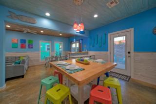 Private Yard Shared Pool Near the Beach Bluetique Hotel by AvantStay - Port Aransas - 2