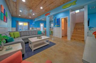 Private Yard Shared Pool Near the Beach Bluetique Hotel by AvantStay - Port Aransas - 4