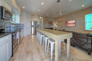6BDR Balcony w Bay View Shared Pool Boat Dock Keeper Red by AvantStay - Padre Island - 1