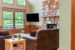 Coyote Cabin by AvantStay Hot Tub Walk to Lake - Lake Harmony - 3
