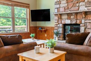 Coyote Cabin by AvantStay Hot Tub Walk to Lake - Lake Harmony - 2