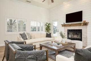 The Riesling Retreat by AvantStay Estate w Pool HotTub Putting Green Pickle Ball Court - Sage - 1