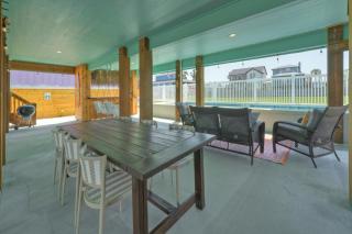 Private Pool Free Golf Cart 3 Blocks to Town Tequila Tides by AvantStay - Port Aransas - 4