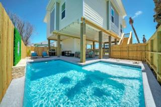 Private Pool Patio Walk to Beach Outdoor Oasis Wave On Wave by AvantStay - Port Aransas - 0