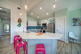 Private Pool Patio Walk to Beach Outdoor Oasis Wave On Wave by AvantStay - Port Aransas - 3