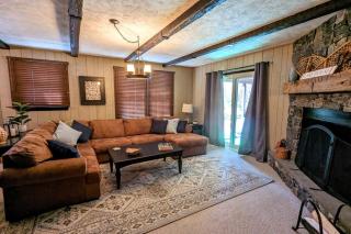 Double Diamond Lodge by AvantStay Group Escape w Firepit Patio Activities - Lake Harmony - 1