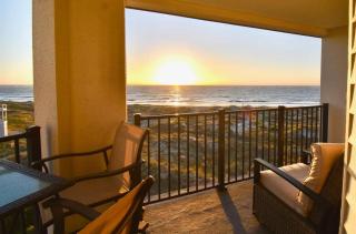402 Summerhouse by AvantStay Beachfront Condo w Community Pool Access - Isle of Palms - 0