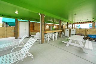 Priv Pool Covered Patio Lounge w Bar Sunset Views Green Gecko by AvantStay - Port Aransas - 5