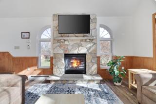 Sycamore Cove by AvantStay Hot Tub Game Rooms - Albrightsville - 3
