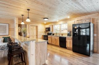 Sugar Cove by AvantStay Cabin by The River w Hot Tub Pool Table Guest House - Gatlinburg - 1
