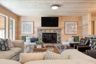 Sugar Cove by AvantStay Cabin by The River w Hot Tub Pool Table Guest House - Gatlinburg - 3