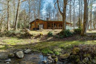 Sugar Cove by AvantStay Cabin by The River w Hot Tub Pool Table Guest House - Gatlinburg - 0