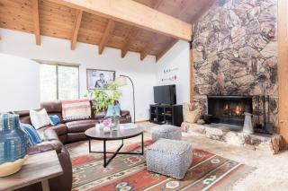 Wolfe by AvantStay 5mins NorthStar w Hot Tub Fireplace 2 Private Decks - Ponderosa Fairway Estates - 7