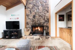 Wolfe by AvantStay 5mins NorthStar w Hot Tub Fireplace 2 Private Decks - Ponderosa Fairway Estates - 2