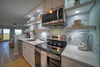 Beachfront Condo Prvt Balcony w View Pool Access Beach Happy by AvantStay - Port Aransas - 2