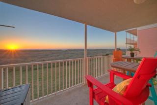 Beach Boardwalk Gulf View Pool TennisPickleball Beach Please by AvantStay - Port Aransas - 0