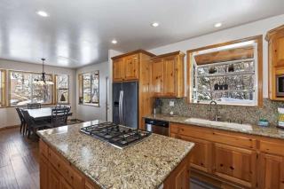 Zen Den by AvantStay Entertainers Home in Ideal Big Bear Location w Hot Tub - Big Bear Lake - 2