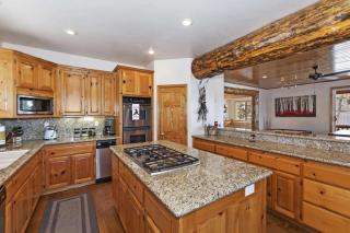 Zen Den by AvantStay Entertainers Home in Ideal Big Bear Location w Hot Tub - Big Bear Lake - 1