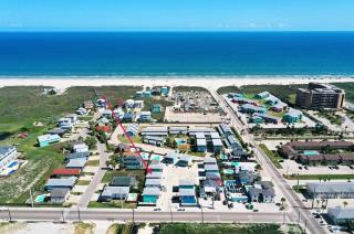 Pool Cabana Backyard w Fire Pit Walk to the Beach Villa Reel by AvantStay - Port Aransas - 5