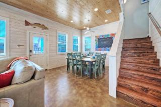 Pool Cabana Backyard w Fire Pit Walk to the Beach Villa Reel by AvantStay - Port Aransas - 2