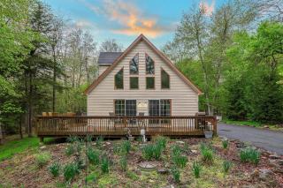 Chalet on Chalet by AvantStay Bright Cabin w Deck Fire Pit Near Lake - Lake Harmony - 8