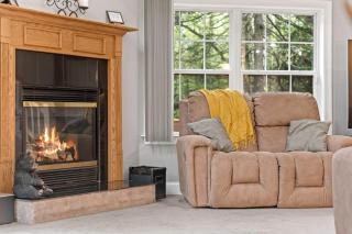 Chalet on Chalet by AvantStay Bright Cabin w Deck Fire Pit Near Lake - Lake Harmony - 5