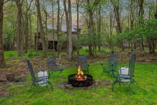 Chalet on Chalet by AvantStay Bright Cabin w Deck Fire Pit Near Lake - Lake Harmony - 7