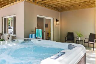 Maple Oasis by AvantStay Newly Built w Hot Tub Game Room Fire Pit - Blakeslee - 9