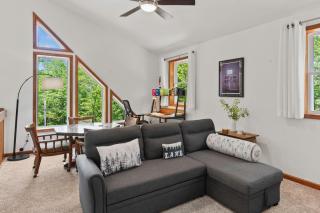 Maple Oasis by AvantStay Newly Built w Hot Tub Game Room Fire Pit - Blakeslee - 5