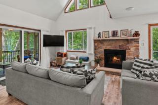 Maple Oasis by AvantStay Newly Built w Hot Tub Game Room Fire Pit - Blakeslee - 4