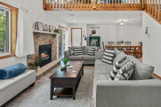 Maple Oasis by AvantStay Newly Built w Hot Tub Game Room Fire Pit - Blakeslee - 6