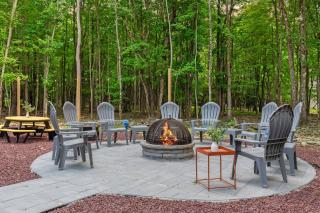 Maple Oasis by AvantStay Newly Built w Hot Tub Game Room Fire Pit - Blakeslee - 8