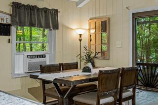 Frolic on Fern by AvantStay Enclosed Deck w Forest Views Bar - Blakeslee - 3