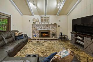Frolic on Fern by AvantStay Enclosed Deck w Forest Views Bar - Blakeslee - 6