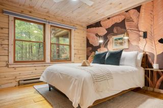 Half Moon by AvantStay 4BR Cabin w Large Deck Yard w Patio Outdoor Dining - Great Barrington - 6