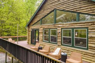 Half Moon by AvantStay 4BR Cabin w Large Deck Yard w Patio Outdoor Dining - Great Barrington - 1