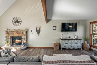 Lakers Pointe by AvantStay Lakefront Private Peninsula Hot Tub Game Room - Long Pond - 2