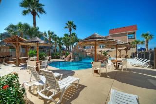 2 Blocks to the Beach, Patio, Resort Pool w Slide Tranquil Tides by AvantStay - Port Aransas - 0