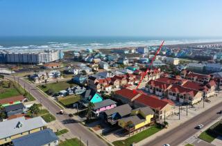 2 Blocks to the Beach, Patio, Resort Pool w Slide Tranquil Tides by AvantStay - Port Aransas - 5