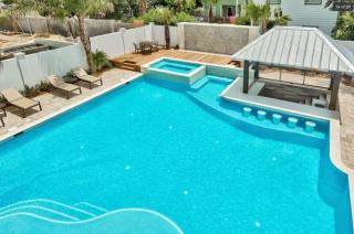 Monarch by AvantStay Stunning Estate 1 Block to Beach Swim Up Bar Hot Tub Rooftop Views - Destin - 6