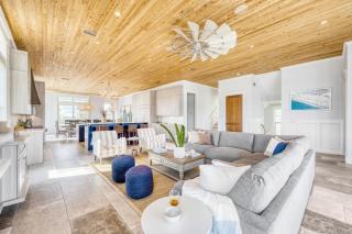 Monarch by AvantStay Stunning Estate 1 Block to Beach Swim Up Bar Hot Tub Rooftop Views - Destin - 1