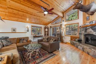 Wolfs Lair by AvantStay Swiss Chalet w Private Hot Tub Access to Northstar Resort Community - Kingswood Estates - 8